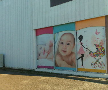 Vitrophanie magasin bébé