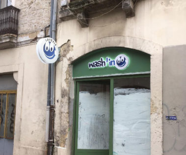 enseigne caisson lumineux drapeau