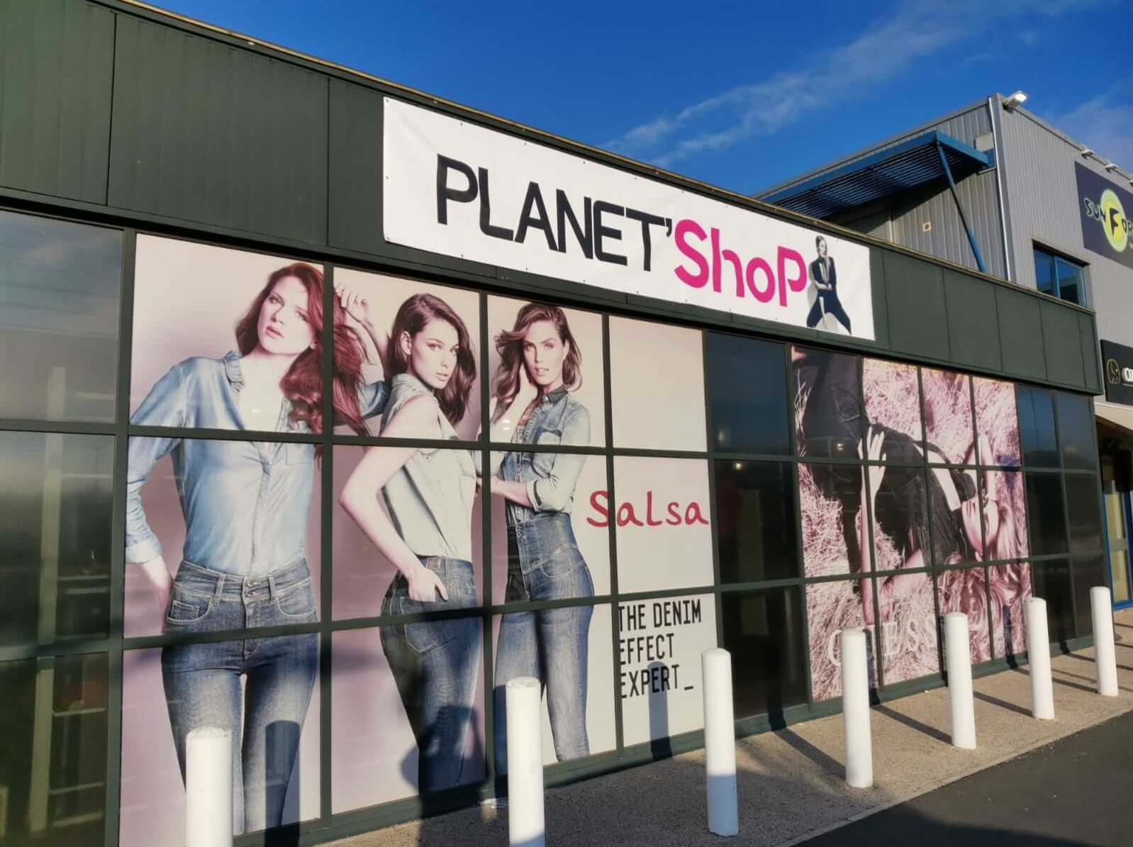 vitrophanie planet shop