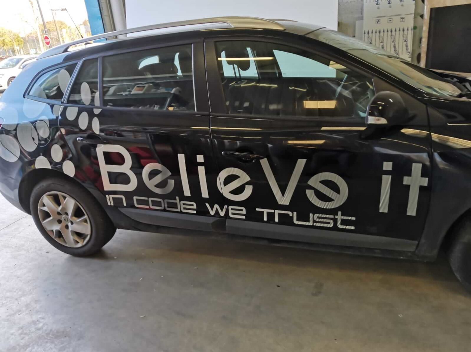 covering voiture believe it
