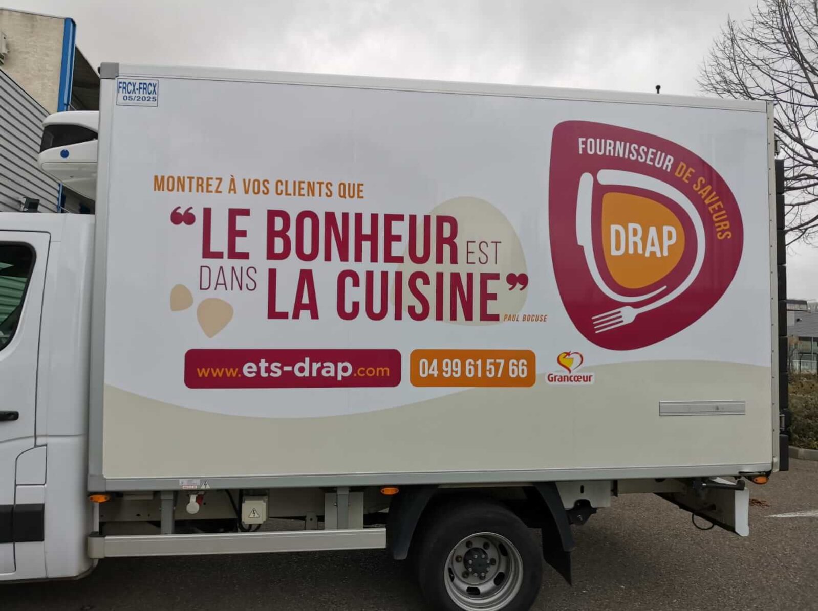 semi covering camion