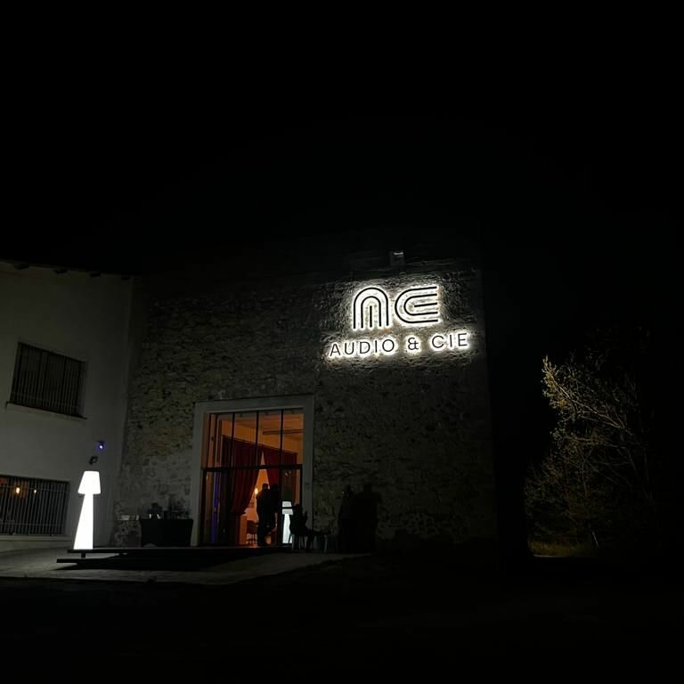 enseigne extérieure éclairée