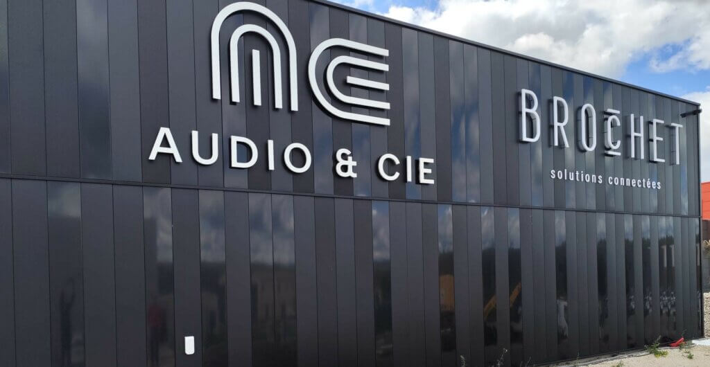 Devanture commerciale avec enseigne conforme à la réglementation – Visual Factory