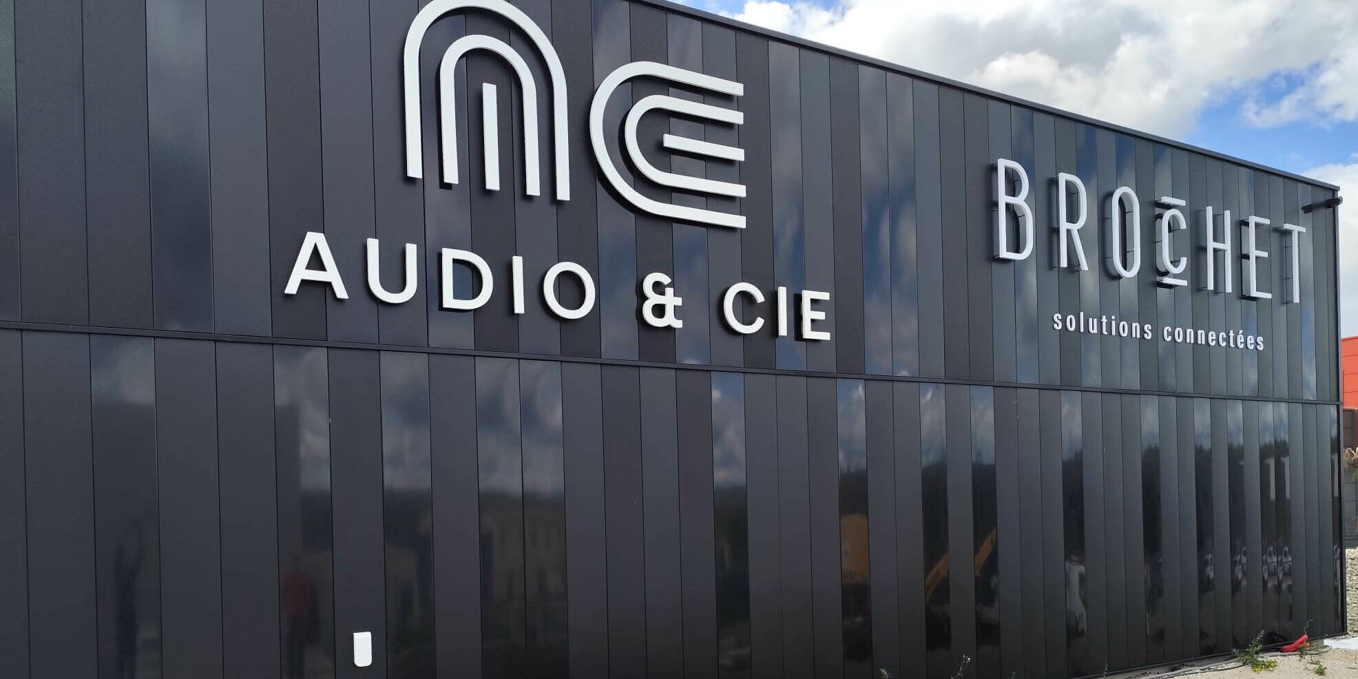 Devanture commerciale avec enseigne conforme à la réglementation – Visual Factory
