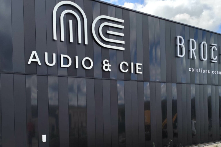 Devanture commerciale avec enseigne conforme à la réglementation – Visual Factory