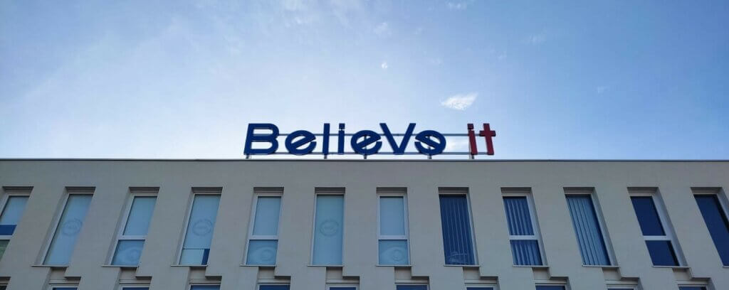 Enseigne lumineuse Believe It réalisée par Visual Factory