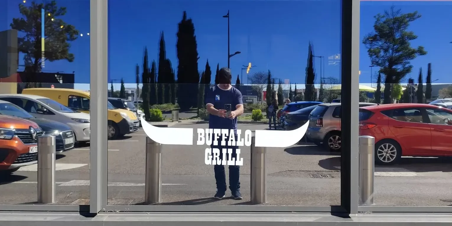 buffalogrill-vitrophanie-filmsolaire-visual-factory-montpellier buffalo grill film solaire film technique montpellier exterieur