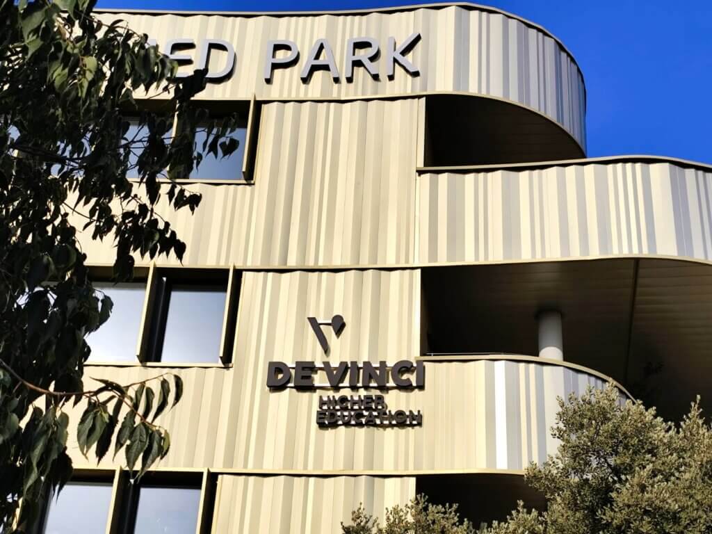 enseigne signalétique De Vinci Higher Education université montpellier enseigne signalétique De Vinci Higher Education université montpellier