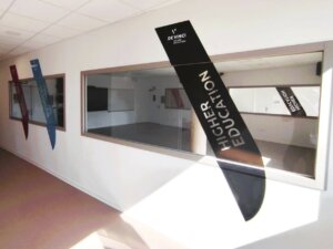 enseigne signalétique De Vinci Higher Education université montpellier enseigne signalétique De Vinci Higher Education université montpellier