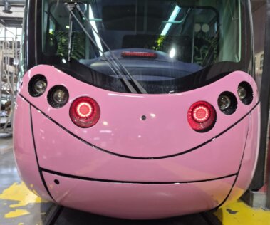 Covering rose d'une rame de tramway à Montpellier