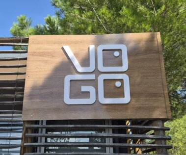 Enseigne VOGO en lettres relief blanches sur panneau bois